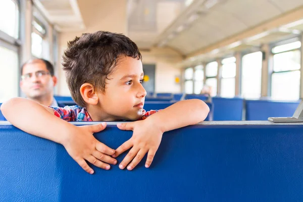 電車に乗って彼の父を持つ少年 — ストック写真