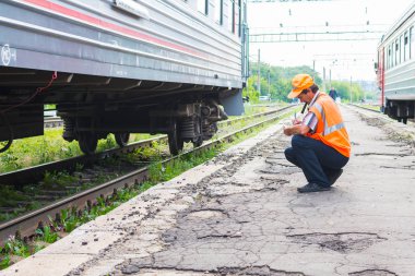 Temmuz 2018. Rusya. Yelets. Tren demiryolu işçisi olup olmadığını denetler