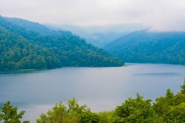 Göygöl Gölü Azerbaycan dağlarında
