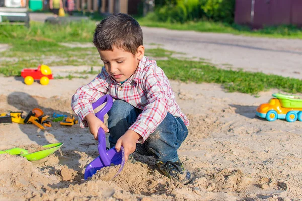 Pojke Gammal Spelar Med Sand — Stockfoto