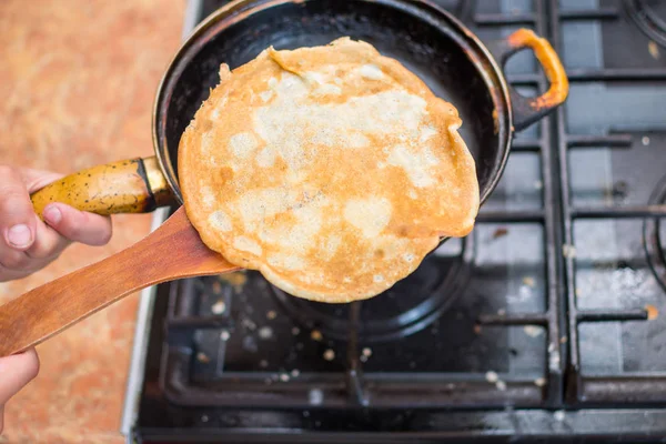 Gebratener Pfannkuchen Auf Einer Pfanne — Stockfoto