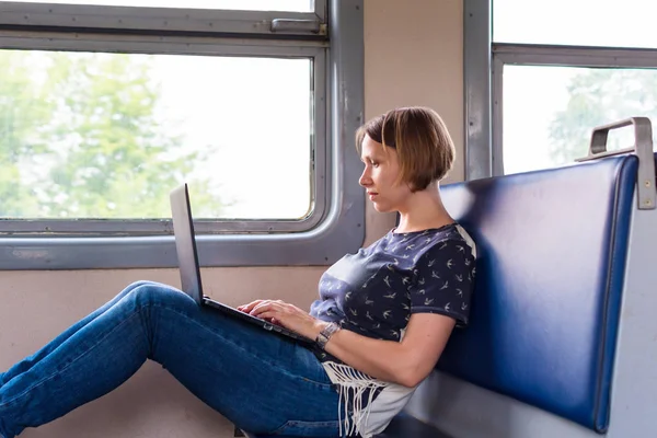 Mujer Joven Freelancer Está Trabajando Con Ordenador Portátil Tren — Foto de Stock