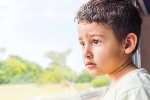 Мальчик Лет Интересом Смотрит Окно Поезда — стоковое фото