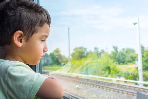Брюнетка Мальчик Выглядит Грустно Окна Поезда — стоковое фото