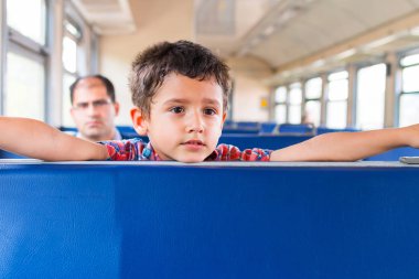 Çocuk babasıyla trene binme