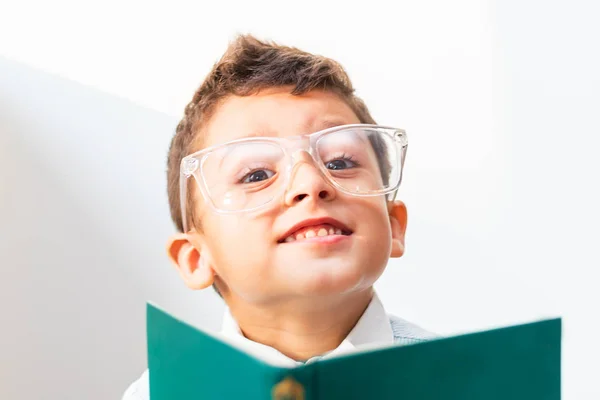 Vorschulkind Mit Brille Und Buch — Stockfoto