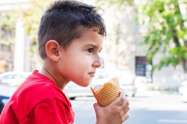 bir kırmızı t-shirt yeme dondurma sokakta çocuk