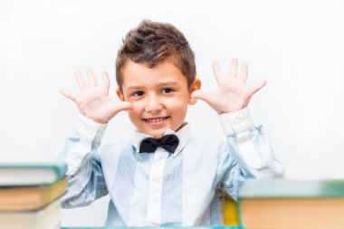 neşeli çocuk sınıf kitaplarında adamla