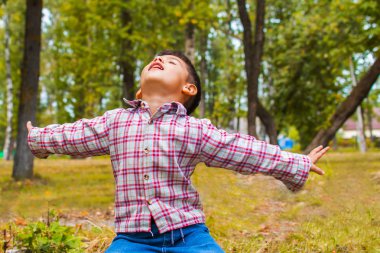 çocuk elini kaldırdı ve temiz hava sahiptir