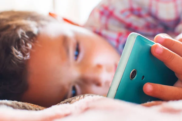 Мальчик Лежит Глядя Телефон Концепция Зависимости Гаджетов — стоковое фото