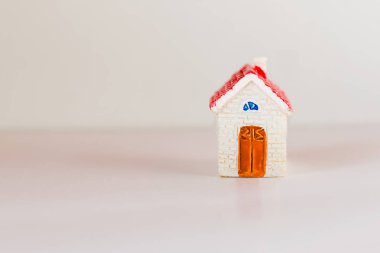 minyatür ev hafif bir arka plan üzerinde. kavramı