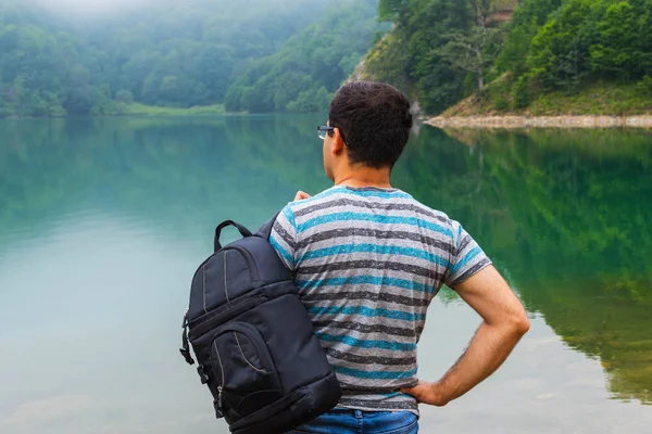 Mannen Med Ryggsäck Som Tittar Fjällsjö — Stockfoto