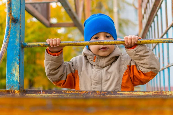 Junge Herbst Auf Dem Spielplatz — Stockfoto