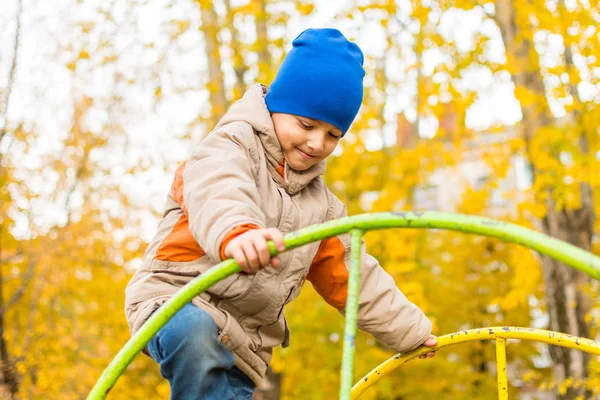 Junge Herbst Auf Dem Spielplatz — Stockfoto