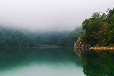 Göl yüksek dağlarda. Küçük Kafkas Dağları