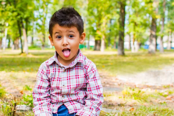 Retrato Niño Mostrando Lengua — Foto de Stock