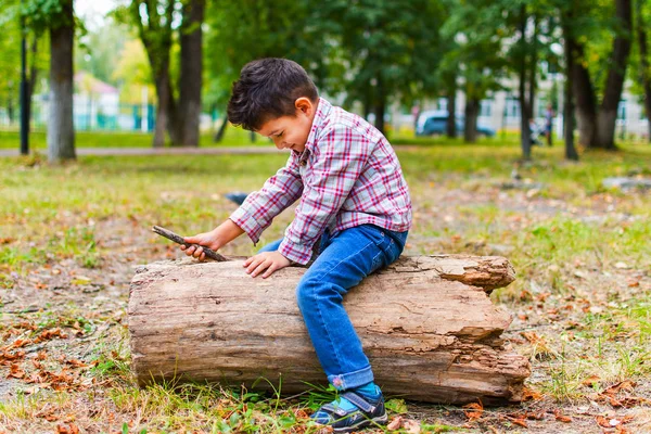 aptalca sonbaharda Parkta oynayan çocuk
