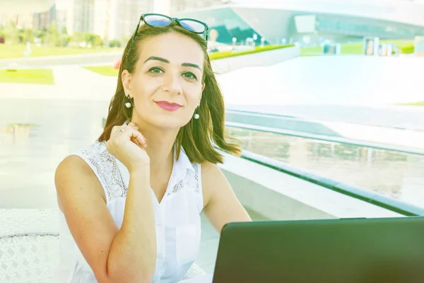 Joven Mujer Negocios Verano Café Aire Libre Trabajando Ordenador Portátil — Foto de Stock