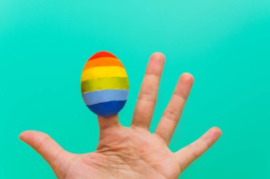 Lgbt. renkli yumurta üstünde parmak kavramı