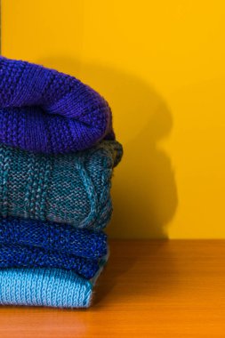 sarı zemin üzerine örme elbise yığını