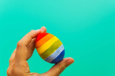 Lgbt. renkli yumurta elinde kavramı