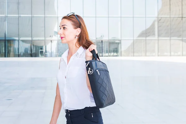 Mujer Negocios Lleva Portátil — Foto de Stock