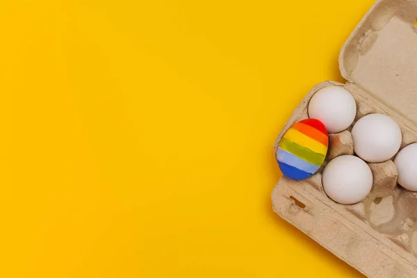 Lgbt Konzept Hühnerei Streifen Unter Anderen Weißen Eiern Bemalt — Stockfoto