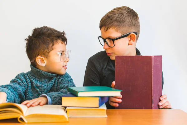 Два Мальчика Очками Читающие Книги — стоковое фото