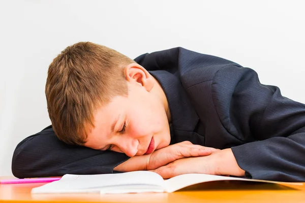 その少年は宿題授業中眠り — ストック写真