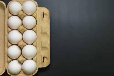 tavuk sürüsü siyah arka plan üzerine yumurta