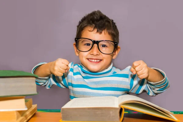 Glad Pojke Med Glasögon Tabellen Studie Med Böcker — Stockfoto