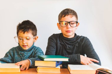 kitap okuma gözlüğü olan iki erkek