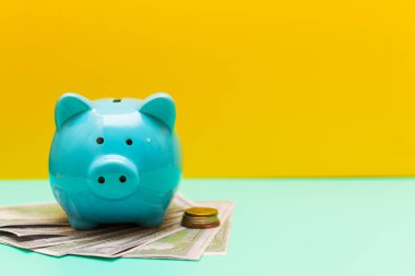 Sarı arka planda Piggy Bank