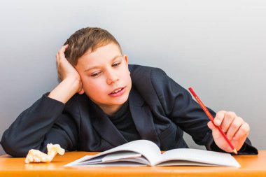 dikkatsiz öğrenci sınıfta. dikkat eksikliği ve hiperaktivite bozukluğu