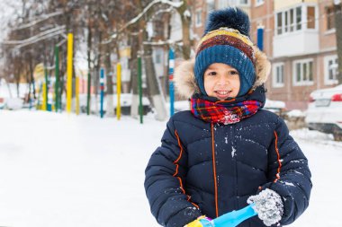 neşeli çocuk kışın karda yürür