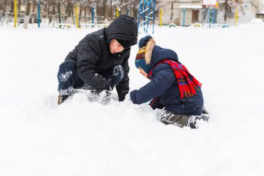 iki oğlum kışın karda oynamak.