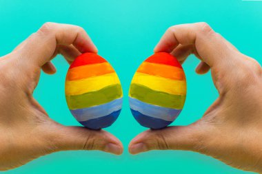 LGBT kavramı. elinde iki renkli yumurta