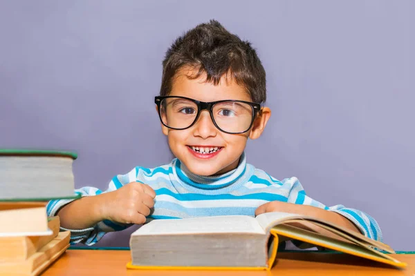 Glad Pojke Med Glasögon Tabellen Studie Med Böcker — Stockfoto