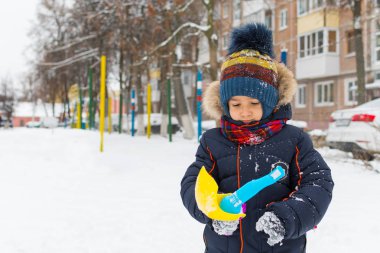 Çocuk kış havada yürür