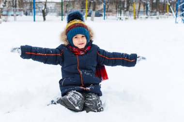 neşeli çocuk açık havada karda oynarken