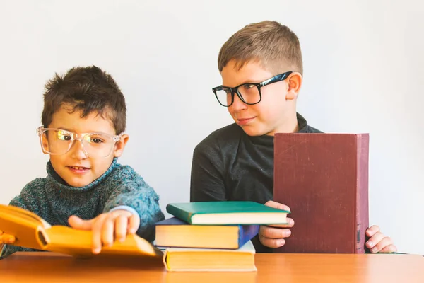 Dwóch Chłopców Okulary Czytanie Książek — Zdjęcie stockowe