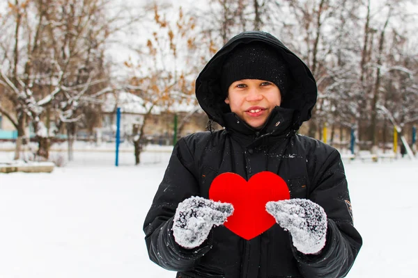 Adolescente Com Figura Coração Suas Mãos Livre Inverno — Fotografia de Stock