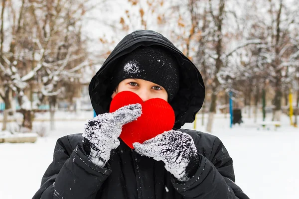 Adolescente Com Figura Coração Suas Mãos Livre Inverno — Fotografia de Stock