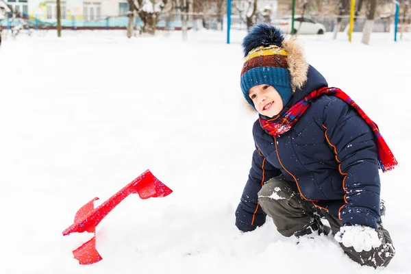 Χαρούμενο Αγόρι Που Παίζει Στο Χιόνι Στην Ύπαιθρο — Φωτογραφία Αρχείου