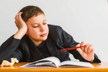 dikkatsiz öğrenci sınıfta. dikkat eksikliği ve hiperaktivite bozukluğu