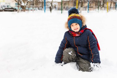 neşeli çocuk açık havada karda oynarken