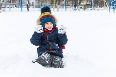 neşeli çocuk açık havada karda oynarken