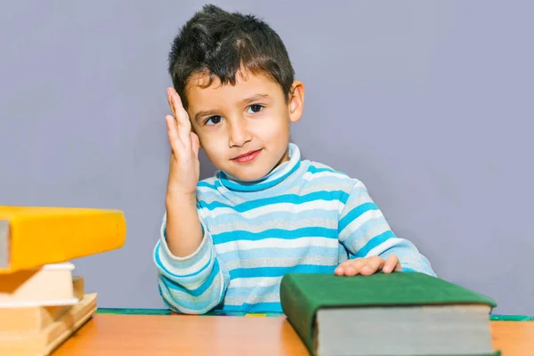 Pojke Förskolebarn Med Böcker — Stockfoto