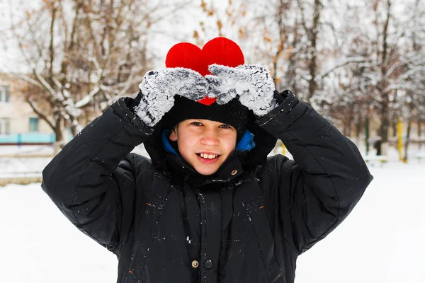 Adolescente Com Figura Coração Suas Mãos Livre Inverno — Fotografia de Stock