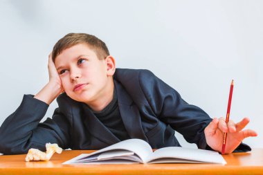 dikkatsiz öğrenci sınıfta. dikkat eksikliği ve hiperaktivite bozukluğu